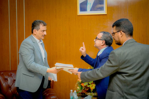 محافظ عدن يزور ديوان رئاسة جامعة عدن ويبحث مع رئيسها سبُل التعاون المشترك بين الجامعة والسلطة المحلية