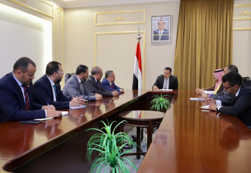 رئيس وحدة شؤون المفاوضات ناصر الخبجي يلتقي رئيس الوزراء معين عبد الملك