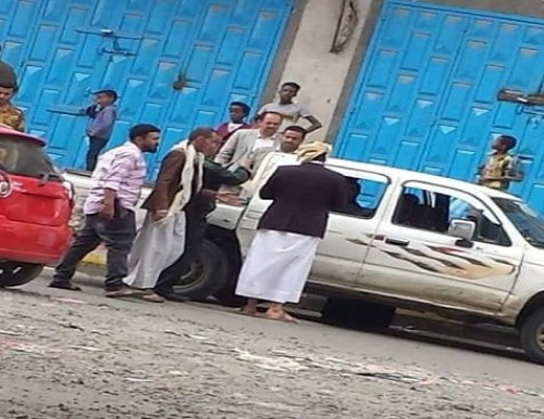 قاضي يعتدي على زوجة أثناء غياب زوجها في صنعاء ويُعنف أطفالها بوحشية ويرميهم إلى خارج الشقة (صور)
