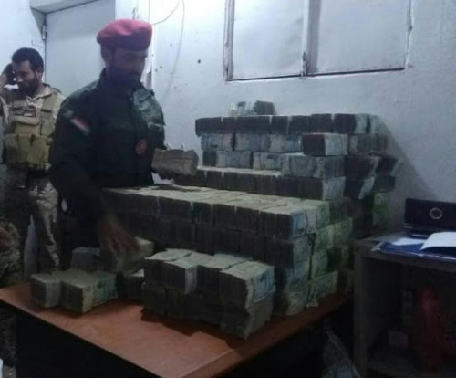 الحزام الأمني بالصبيحة يضبط سيارات بأموال مهربة من عدن الى تعز