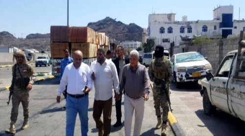بتوجيهات من محافظ عدن.. البدء بفتح الطرقات الفرعية بـ"المعلا دكة" بعد إغلاق دام لسنوات