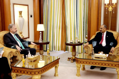 خلال استقباله سفير الولايات المتحدة الأمريكية: الرئيس الزُبيدي يشدد على تنفيذ آلية تسريع اتفاق الرياض