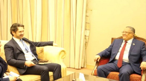 الخبجي يستقبل نائب السفير البريطاني ويبحث معه آليات تنفيذ اتفاق الرياض