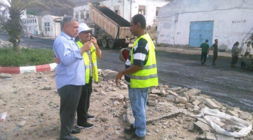 تنفيذا لتوجيهات المحافظ لملس.. تدشين أعمال سفلتة مشروع طريق (الدكة - جولة ريجيل)
