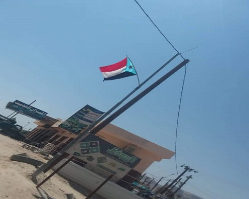 حضرموت.. حملة "هويتي جنوبية" بسيئون تواصل رفع الأعلام الجنوبية