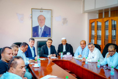 المحافظ لملس يترأس اجتماعاً موسعاً لقيادة الغرفة التجارية ورجال الأعمال بالعاصمة عدن