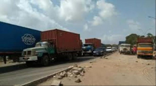 هيئة تنظيم النقل فرع عدن تدين ممارسات نقابة النقل الثقيل في تعطيل الحركة التجارية