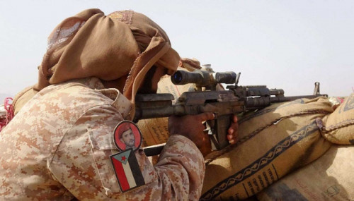 صحيفة دولية: "الشرعية" تحشد في جبهة شقرة تمهيدا لتصعيد جديد مع الانتقالي