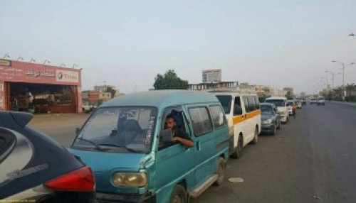 أزمة مواصلات حادة في العاصمة عدن بسبب انعدام الوقود