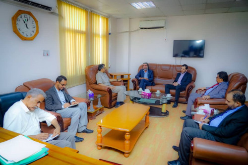 محافظ العاصمة عدن يلتقي مدير مكتب المبعوث الأممي ويناقش معه اثر تاخر تنفيذ اتفاق الرياض وتأثيره على اداء السلطة المحلية.