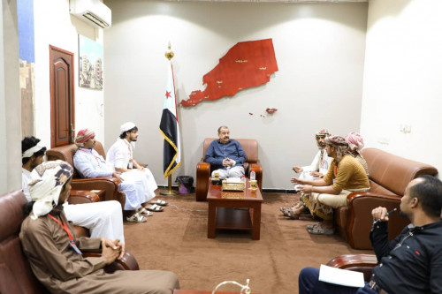 اللـواء بن بريـك يلتقـي بعدد منتسبي المقاومة الجنوبية فـي محافظة المهرة