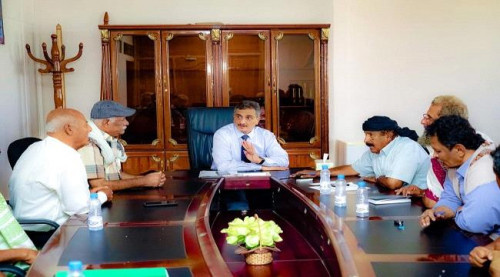 المحافظ لملس يلتقي لجنة عن المعتصمين العسكريين ويبحث معها عدداً من المقترحات لفض الاعتصام