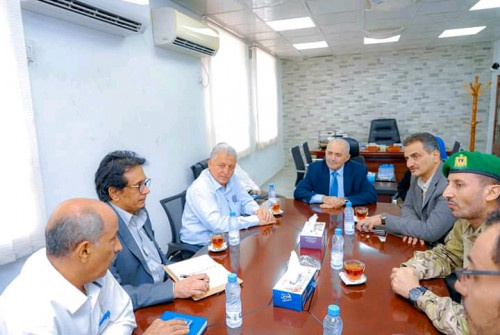 المحافظ لملس ونائب البنك المركزي يتفقان على إعادة فتح طريق العيدروس بكريتر