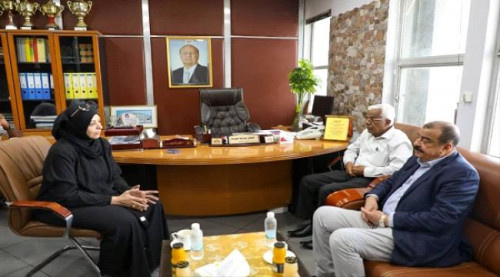 اللواء بن بريك يطلع على الإجراءات التي تبذلها شركة النفط لاستقرار سوق المشتقات النفطية