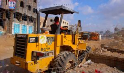 الحزام الأمني يدشن إزالة الحواجز الترابية والخراسانات من شوارع العاصمة عدن