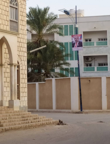 احتفاءً بذكرى أكتوبر.. شباب حضرموت الأحرار يرفعون ويرسمون الأعلام الجنوبية وصور القيادة في أحياء ومدن الوادي