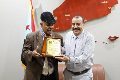 إذاعة عدن تُكرم اللواء بن بريك نظير إسهاماته في حل مشكلات القطاع الإذاعي