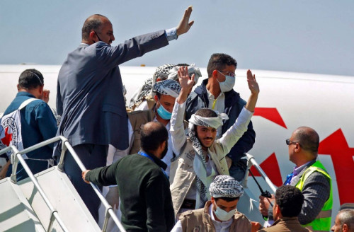 صحيفة بريطانية: أمل ضئيل في السلام يلوح مع أكبر عملية تبادل للأسرى في اليمن