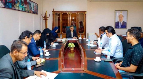 محافظ عدن يطالب المنظمات الدولية بتنظيم النازحين حتى لا يشكلوا عبئا على الخدمات بالعاصمة