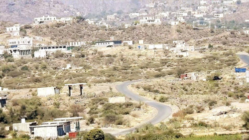 الحوثيون ينهبون المحال التجارية في سوق الحمام غرب مدينة الفاخر 