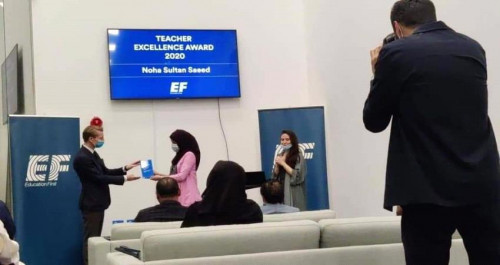 منظمة دولية تكرم معلمة عدنية ضمن أفضل مدرسي اللغة الإنجليزية في العالم