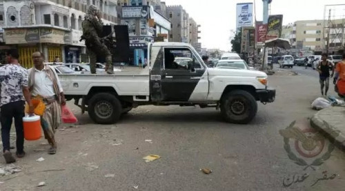 قوات الحزام الأمني تُداهم سوقاًً للسلاح وتُغلقه في العاصمة عدن
