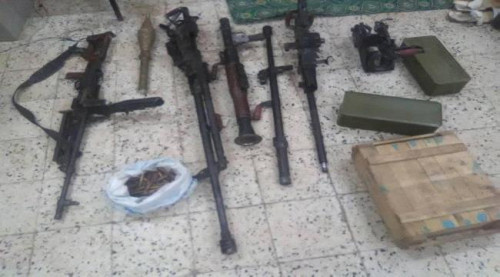 ضبط طقم عسكري يحمل كمية من الأسلحة والذخائر بالعاصمة عدن
