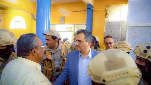 المحافظ لملس يقوم بزيارة مفاجئة لمبنى البريد ويوقف مديره العام عن العمل