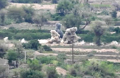 الحوثيون يستهدفون منازل المواطنين في بلدة بتار بالدبابات ومدفعية القوات الجنوبية تخمد مصادر النيران