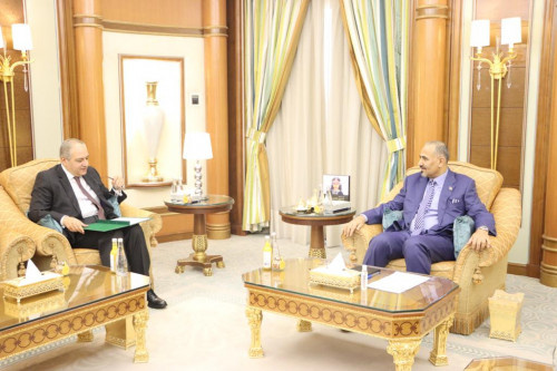 الرئيس الزُبيدي يستقبل سفير جمهورية مصر العربية