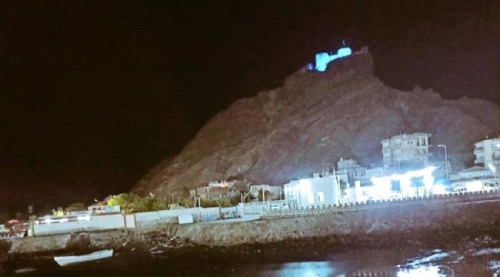 بمناسبة "‎يوم الطفل العالمي ".. قلعة صيرة وشبام حضرموت تكتسيان اللون الازرق