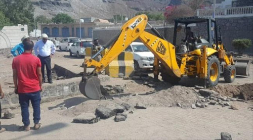 مدير عام التواهي يوجه برفع الجاهزية ويطلع على أعمال تصفية قنوات تصريف مياه الأمطار والسيول