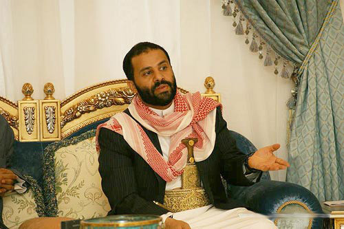 برعاية المخابرات القطرية.. الحوثي يعيد شركات حميد الأحمر التجارية في صنعاء