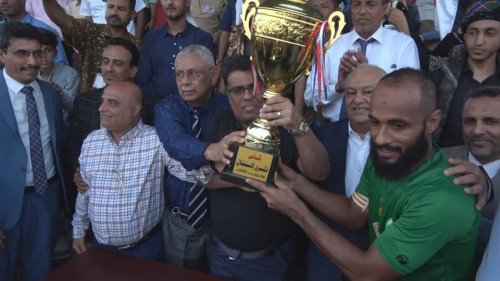 قيادات من المجلس الانتقالي تشارك بافتتاح ملعب الشهيد الحبيشي بعد إعادة تأهيله