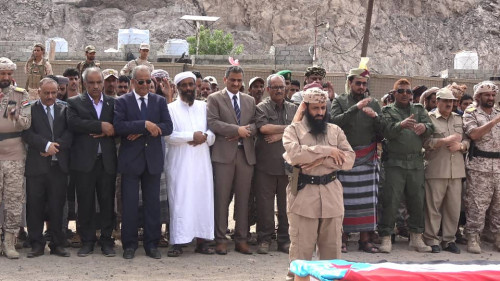 الأمين العام للمجلس الانتقالي وأعضاء هيئة الرئاسة يؤدون صلاة الجنازة على جثامين شهداء القوات المسلحة الجنوبية