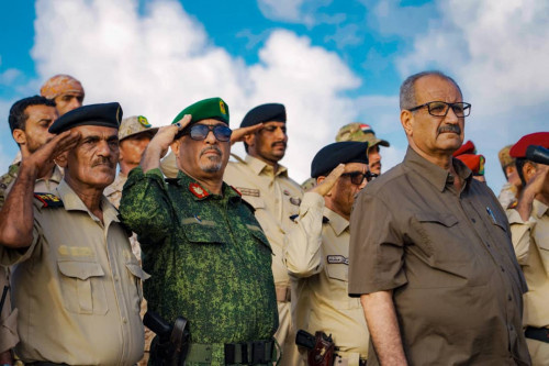الجعدي يشهد عرضاً عسكرياً في معسكر الأول مشاة بمناسبة ذكرى الاستقلال المجيد