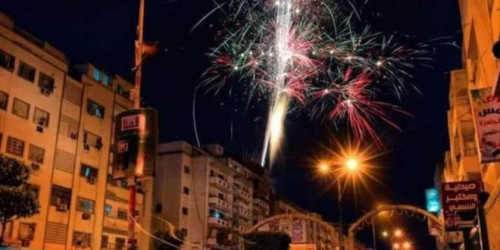 سماء عدن تتزين بالألعاب النارية احتفالا بعيد الاستقلال