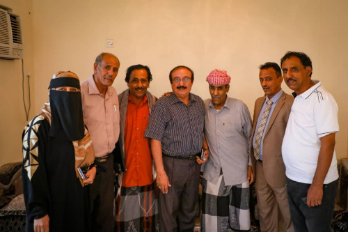 السفير قاسم عسكر يطمئن على صحة المناضل عمر صالح
