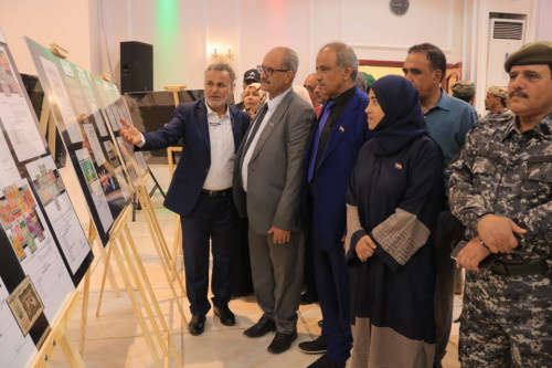 مساعد أمين عام الانتقالي وعدد من أعضاء هيئة الرئاسة يفتتحون معرض صور "مسيرة وطن"