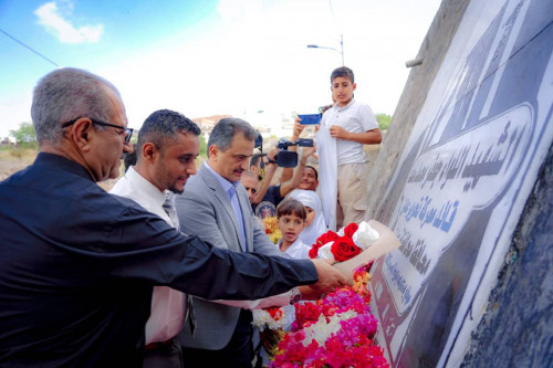 في ذكرى استشهاده الخامسة.. المحافظ لملس يضع إكليلاً من الزهور في موقع استشهاد القائد جعفر محمد سعد