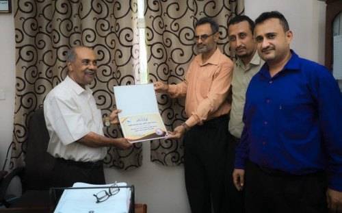 مركز الرياض الإعلامي بأبين يُكرّم رئيس الدائرة الإعلامية بالمجلس الانتقالي الدكتور عبدالله الحو