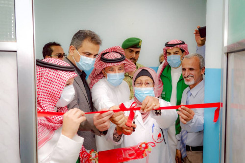 محافظ العاصمة عدن يفتتح وحدة تفتيت حصوات الكلى ويدشن عمل مركز نقل الدم بمستشفى الجمهورية