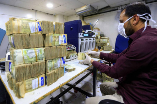 صحيفة دولية: حرب الحوثيين الاقتصادية تتسبب في تضارب أسعار العملة المحلية