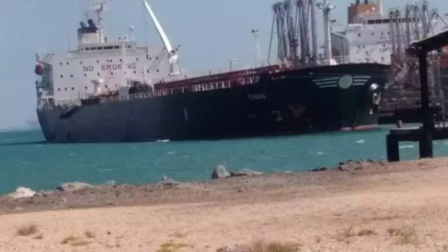 وصول ناقلة على متنها 40 ألف طن ديزل لكهرباء عدن إلى ميناء الزيت