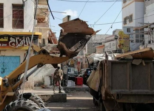 عدن.. حملة مستمرة لإزالة العشوائيات في الشيخ عثمان