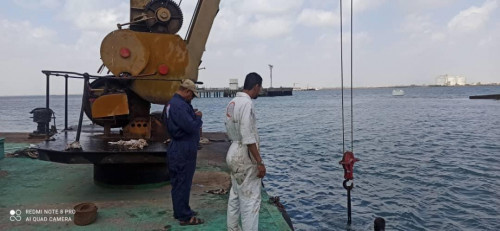 فريق فني من مصفاة عدن يستكمل صيانة أنبوب بقطر 12 بوصة في قاع ميناء عدن ..