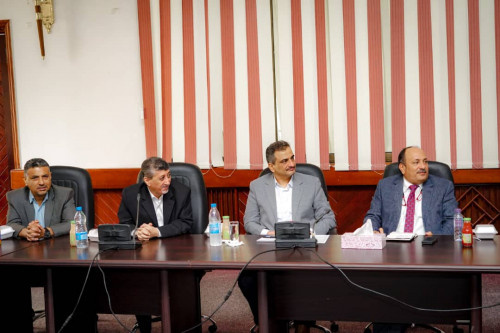 المحافظ لملس يتفق مع كبار التجّار والمستوردين على تخفيض أسعار المواد الأساسية والاستهلاكية