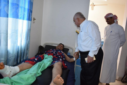 الوالي يطمئن على صحة جرحى الحادث الارهابي بمطار عدن