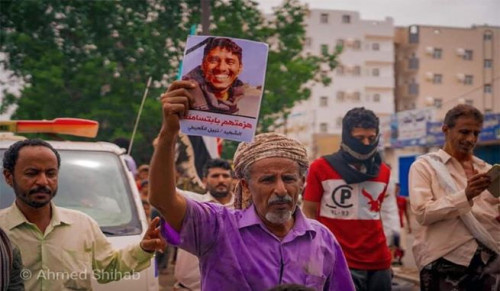 ضمن 44 صحفيًا يمنيًا قتلوا خلال 10 سنوات.. كيف يمكن سؤال الكاميرا: ماذا يعني لكِ “نبيل القعيطي”؟