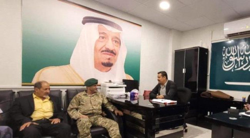 اللواء شلال يناقش مع مسؤول بالتحالف العربي تسفير الجرحى للعلاج بالخارج